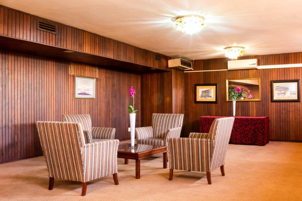 Elgro Hotel Почефструм Экстерьер фото